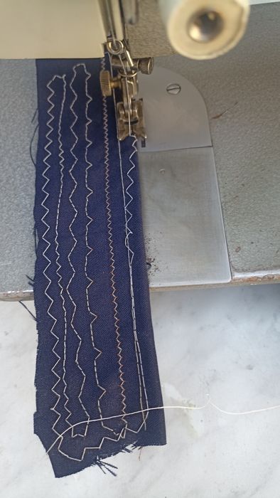 Швейная машинка Подольск 142 шьет работает Прямострока зигзаг