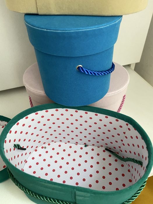 Vand cutiute din catifea pentru cadouri noi