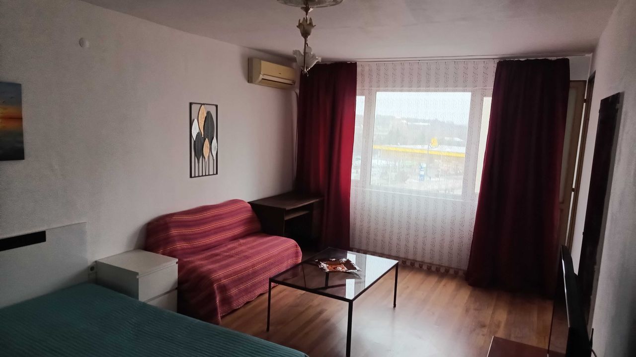 Дава се под наем Тристаен апартамент в Шумен, Център - 60 кв.м за 306 € - Снимка #2