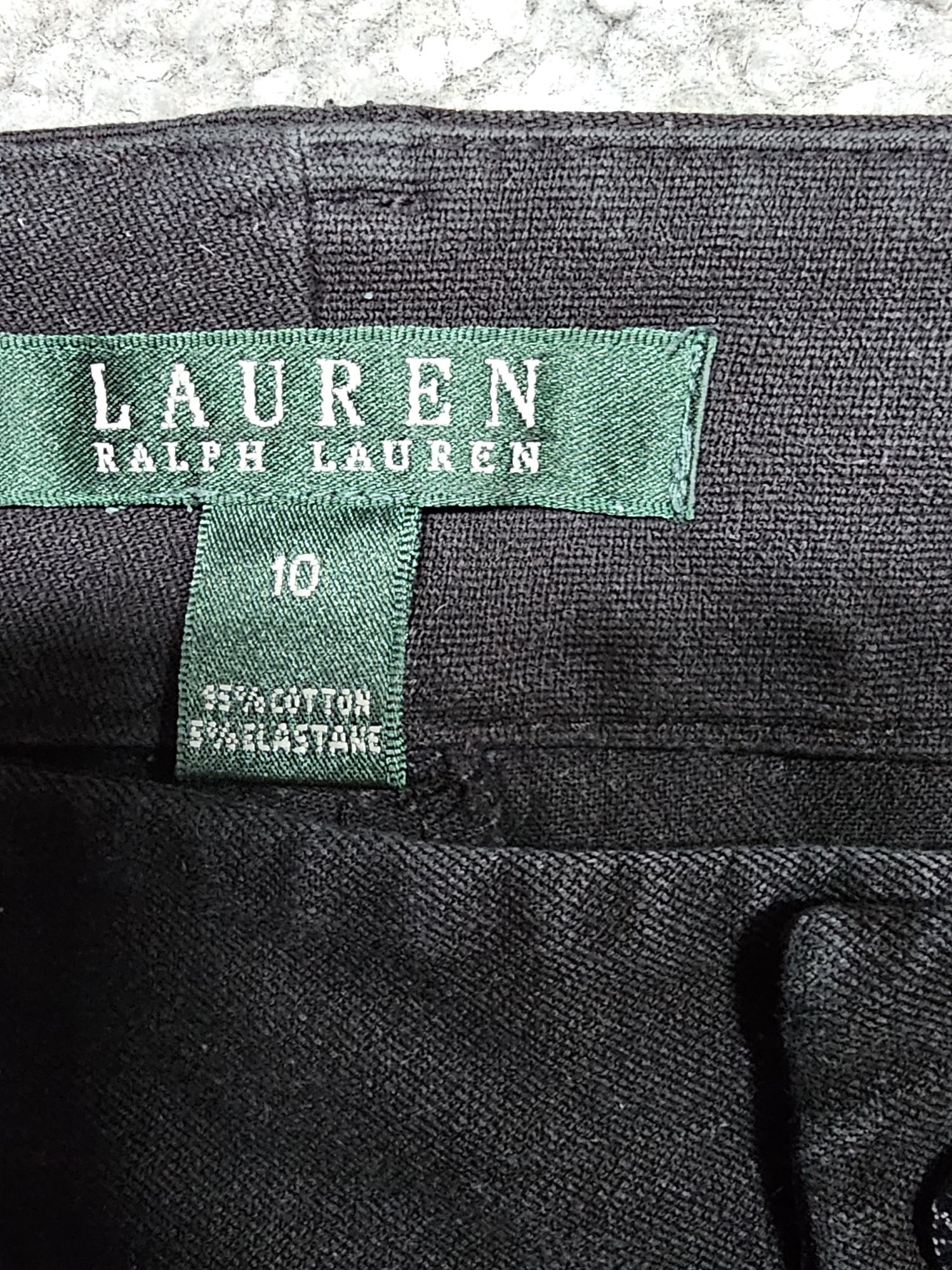 Pantaloni Lauren Ralph Lauren
95% cotton
5% elastan
Marime EUR 40-42