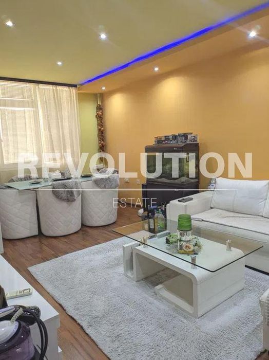 Тристаен апартамент в района на Възраждане 1!