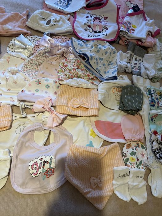 Лот лигавници, чорапки, ръкавички, пончо, шапки за новородено