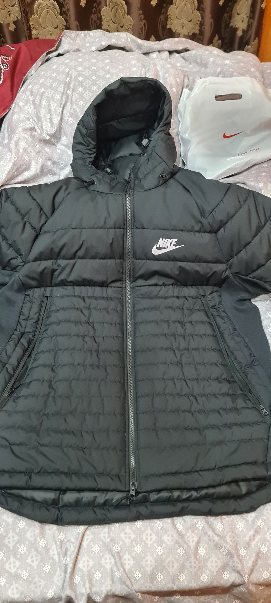 Vând geaca Nike marime xl