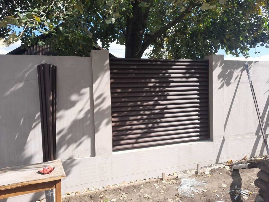 Garduri si porti din panou stil jaluzele, sipca metalica, plasa si BCA