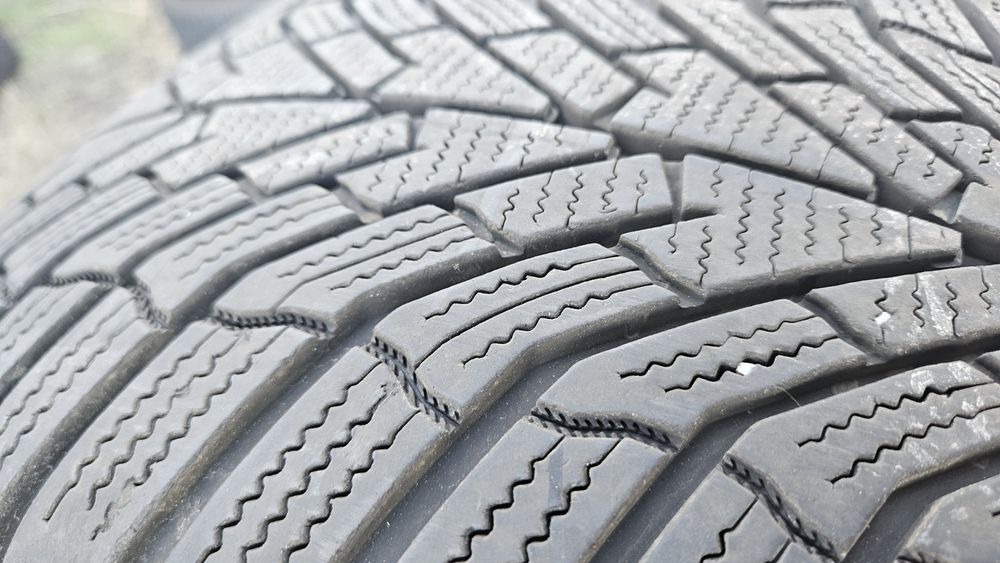 2бр гуми 225 45 18 дот 23 кумхо