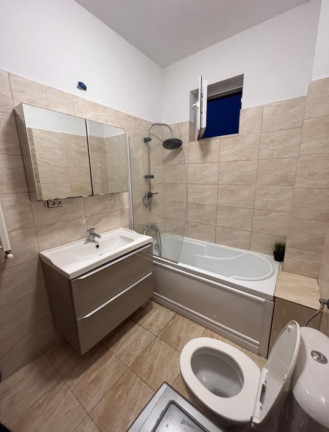 Închiriez apartament 2 camere Avangarde