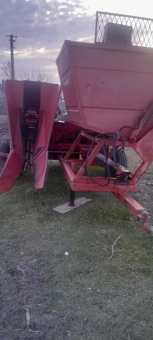 Vind culegatoare porumb în stare foarte bună de funcționare