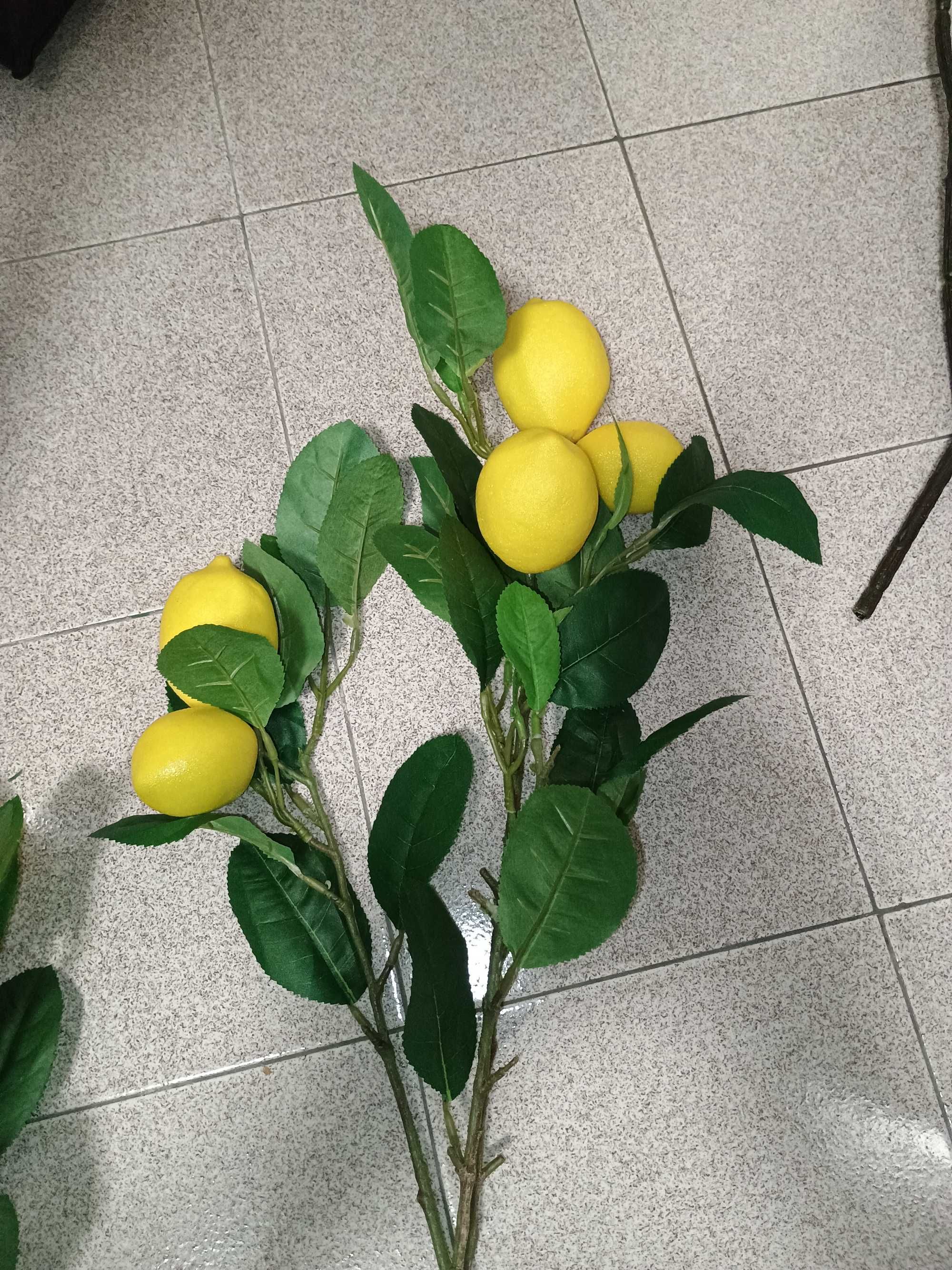Изкуствени лимони на клонка