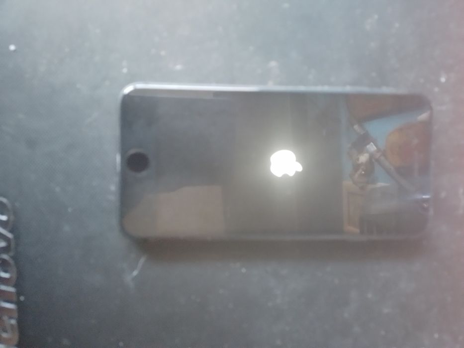 vând telefon iPhone 8  64 GB liber retea
