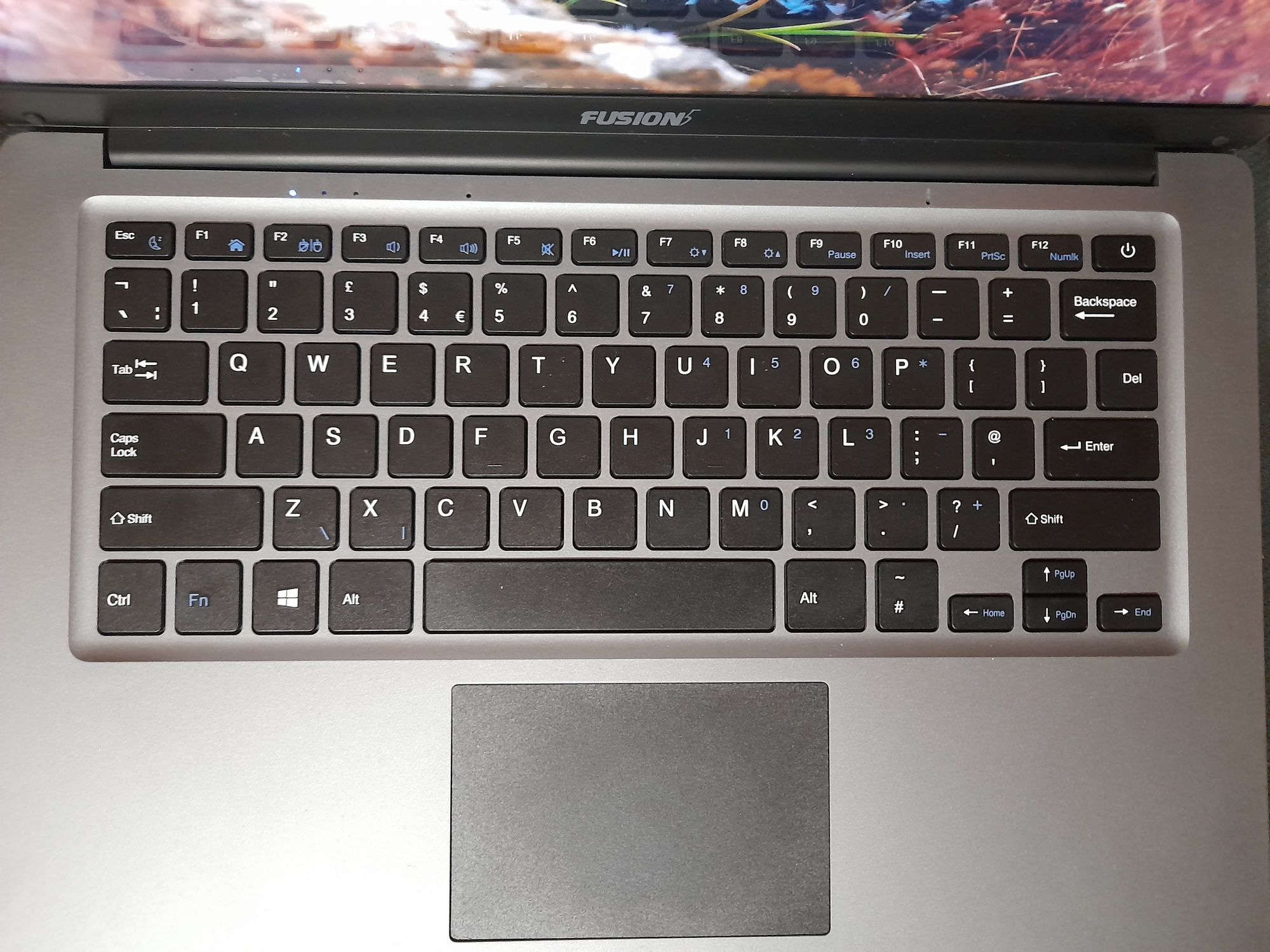 Laptop  nou în cutie slim cu accesorii