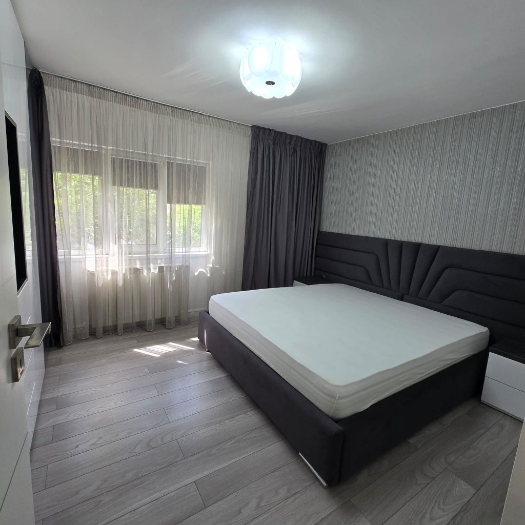 Apartament 3 camere mobilat si utilat de lux, et. 1 ,trilateral + boxa
