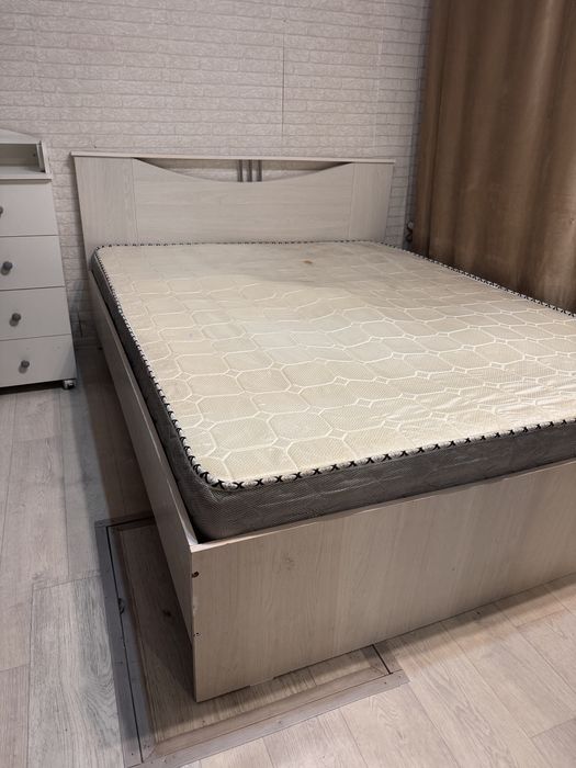 пподам двухспальную кровать