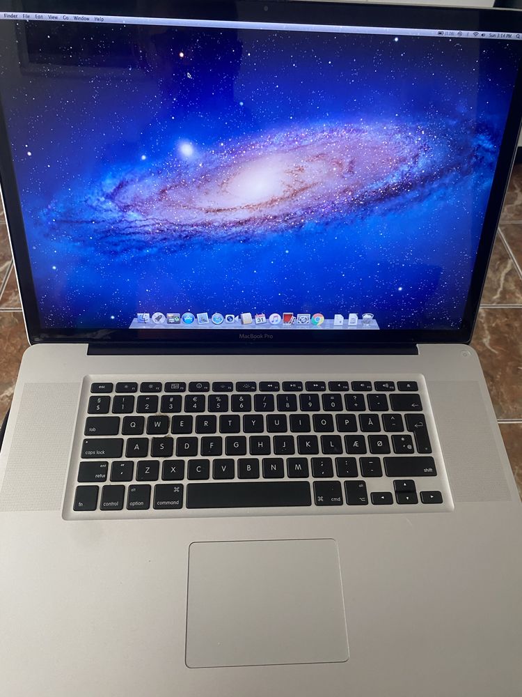 Laptop macbook pro 17 inch