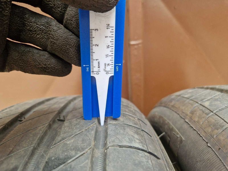 2 Michelin R17 215/65
летни гуми
DOT5021