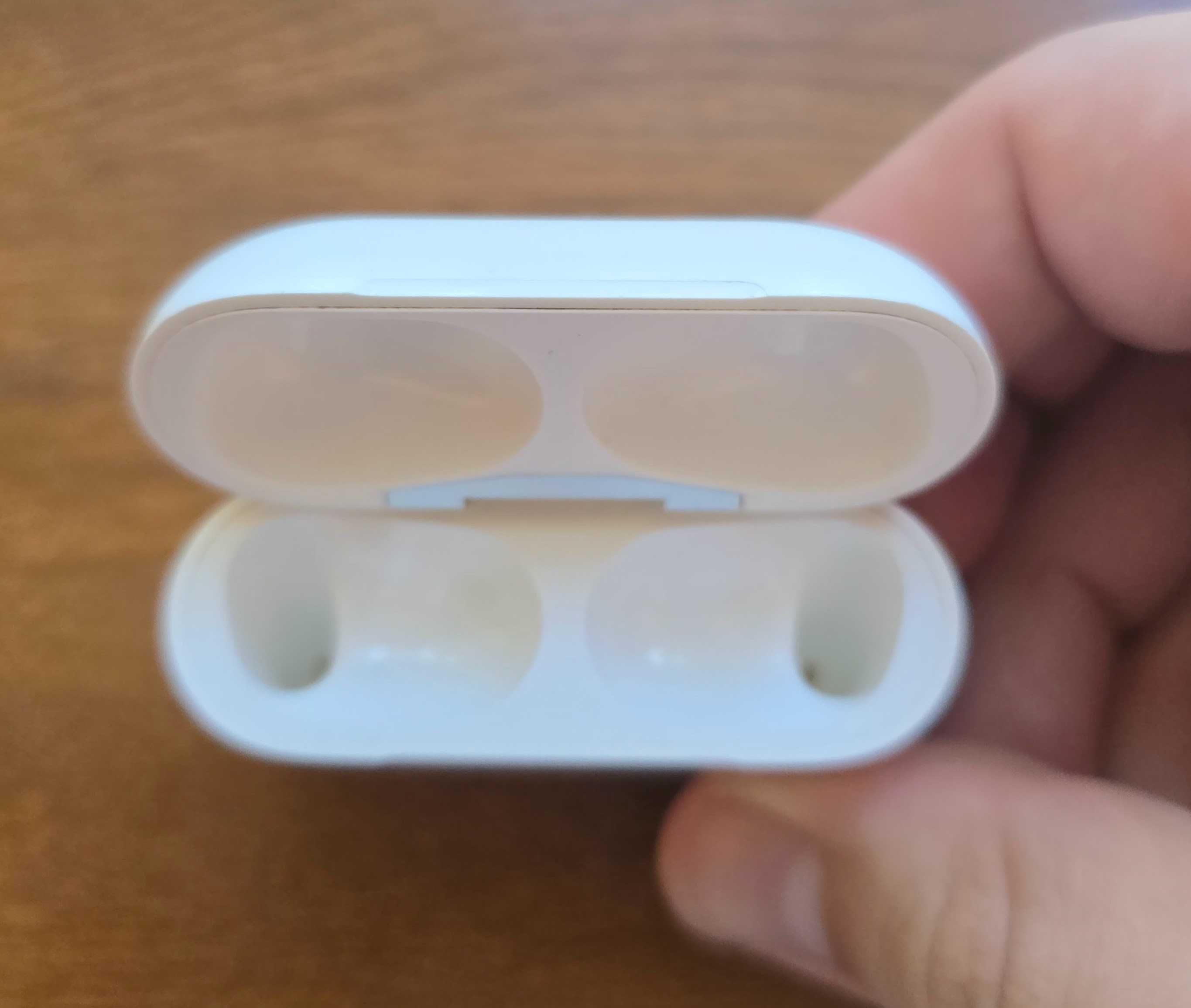 Продам кейс Airpods Pro 1 (A2190) и не работающий правый наушник