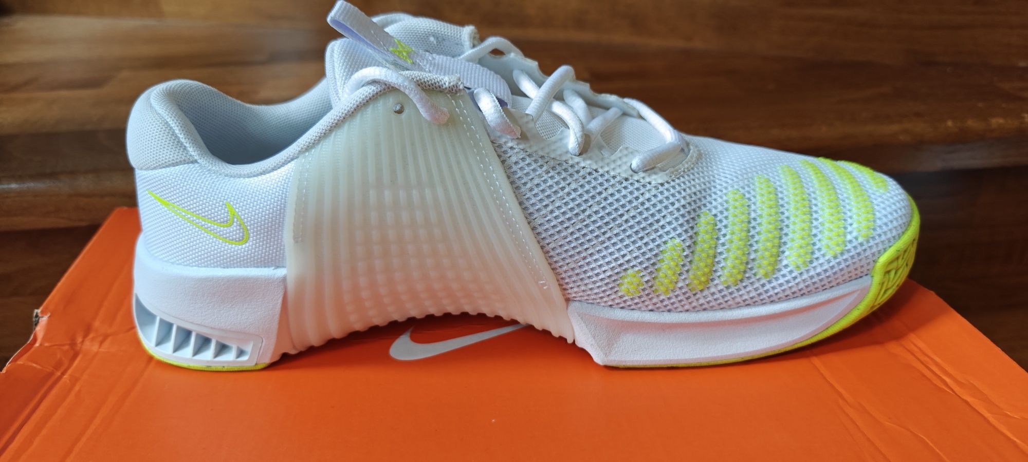 Vând Nike Metcon 9 Alb/Volt - Mărimea 42.5 - NOI, originali