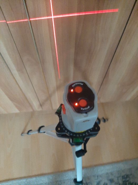 Laser în cruce  cu trepied