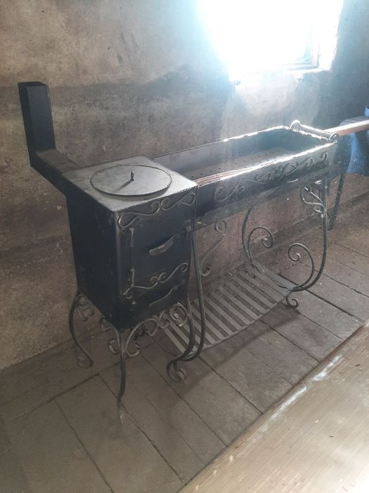 Мангал с элементами ковки.