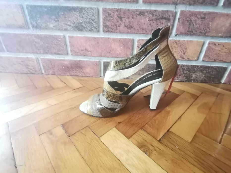 Елегантни дамски обувки с висок ток. Животински принт.