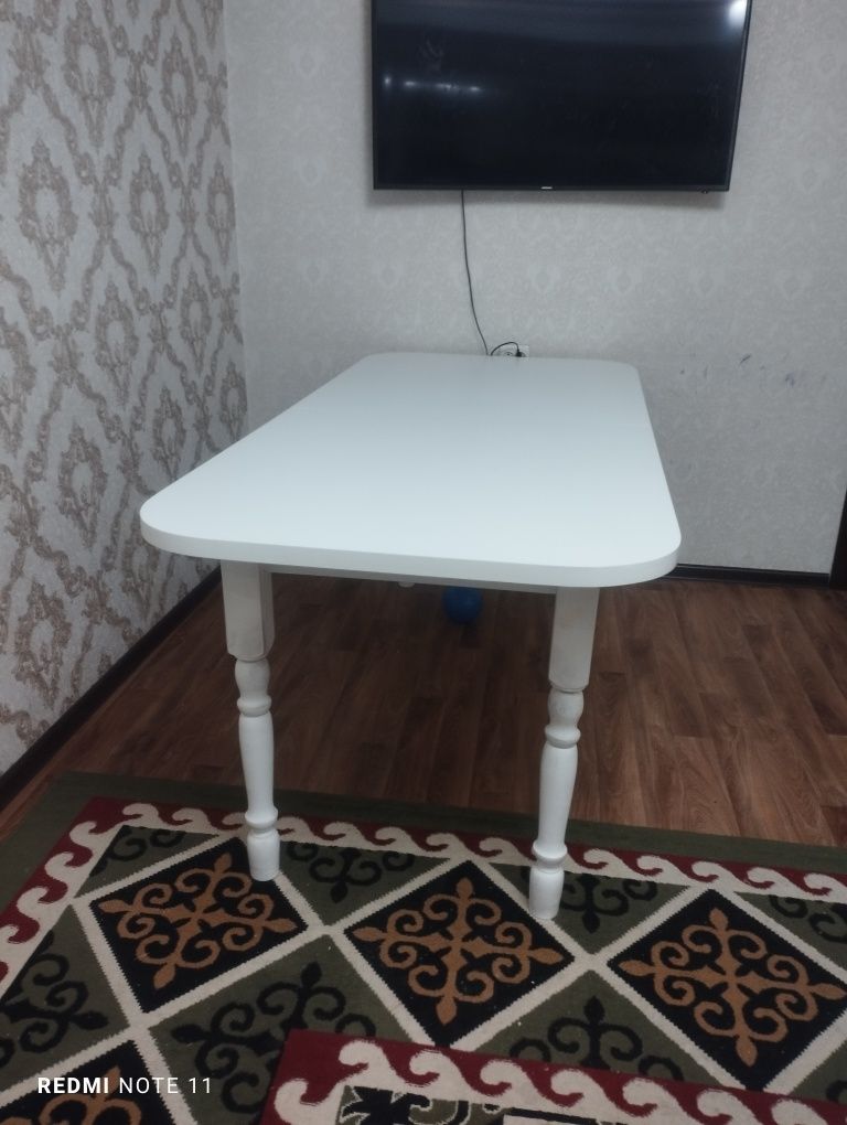 Продам стол белый новый
