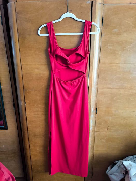 Червена рокля с гол гръб, официална или ежедневна