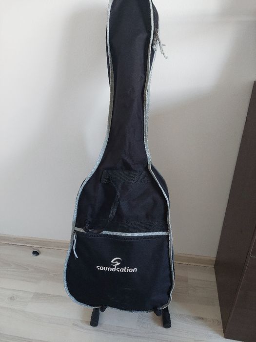 Chitară acustică SoundSation + husă, capodastru și accesorii – stare e
