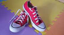 Teniși Converse.