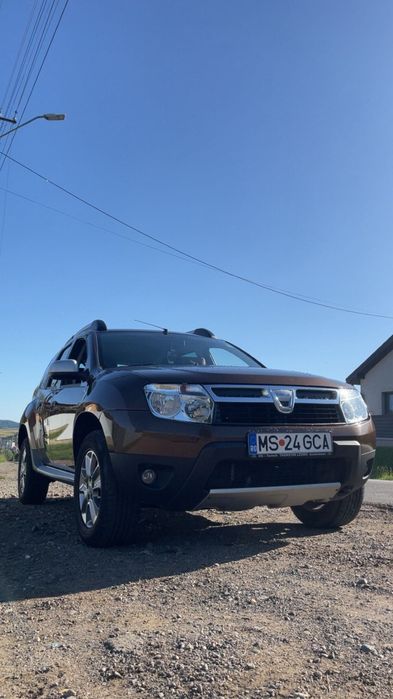 Vând sau schimb Dacia Duster