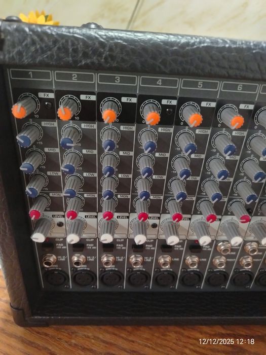 Mixer amplificat Behringer  PMP2000