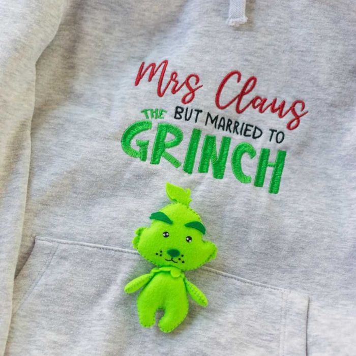 Hanorac Brodat de Crăciun – „Mrs Claus but married to The Grinch”