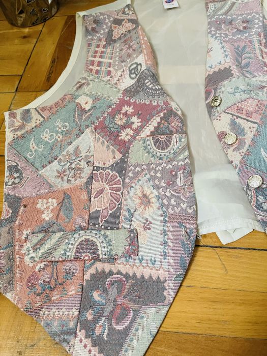 Vesta brodata noua model inedit, cu mătăsică