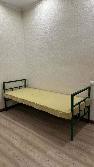 Железный каркас кровати 2 шт (губка над ней в подарок)