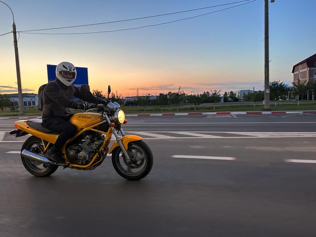 Yamaha Xj600 25KW se conduce cu A2