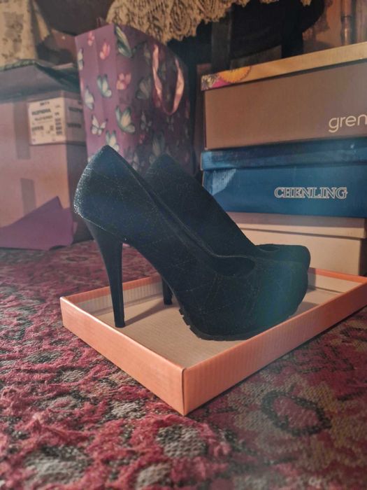 Секси обувки на висок ток - чисто нови, елегантни, от велур и еко кожа