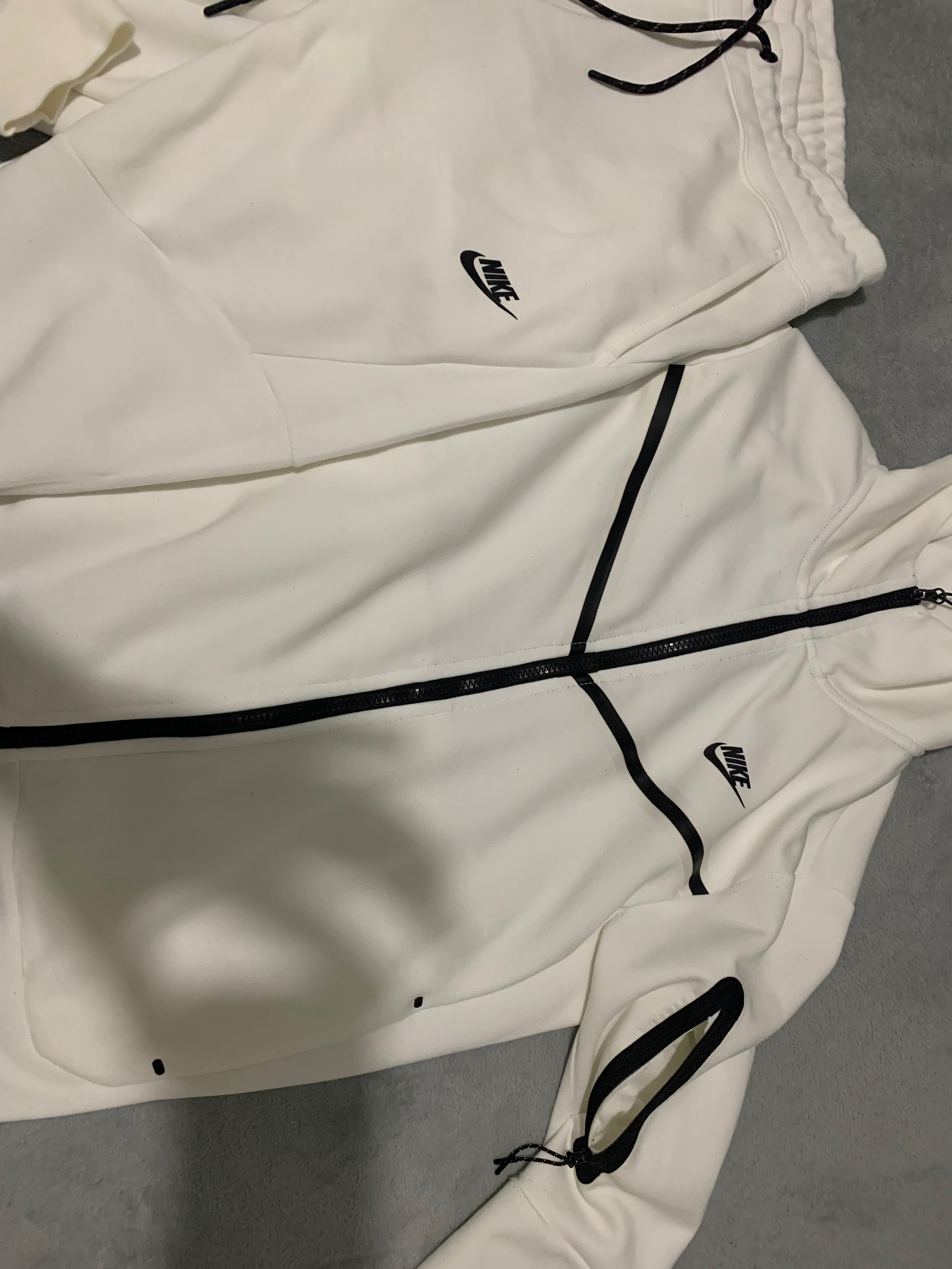 Vând Nike tech fleece