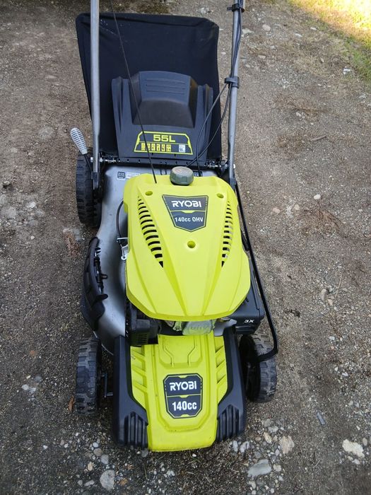 Vând mașina de tuns iarba Ryobi