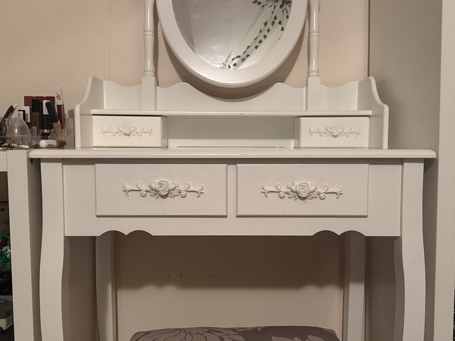 Masă de toaletă elegantă cu oglindă și scaun
