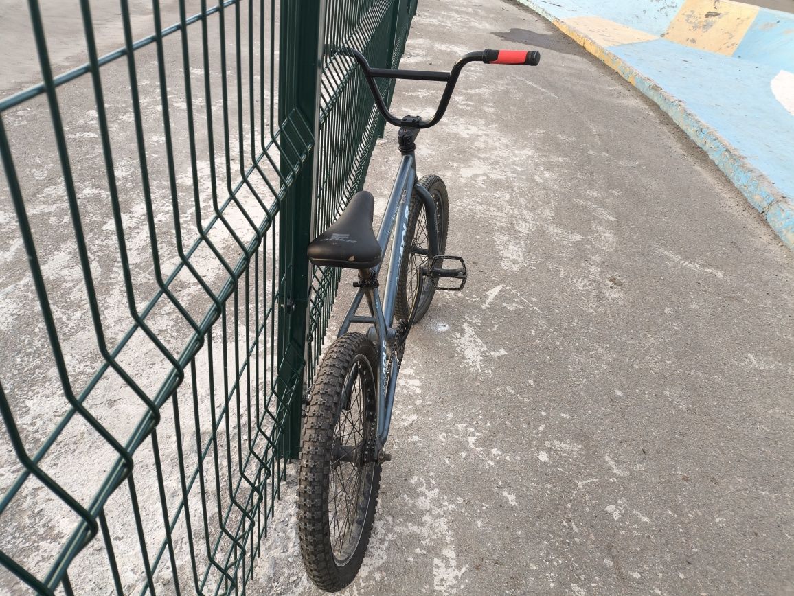 Трюковой велосипед BMX