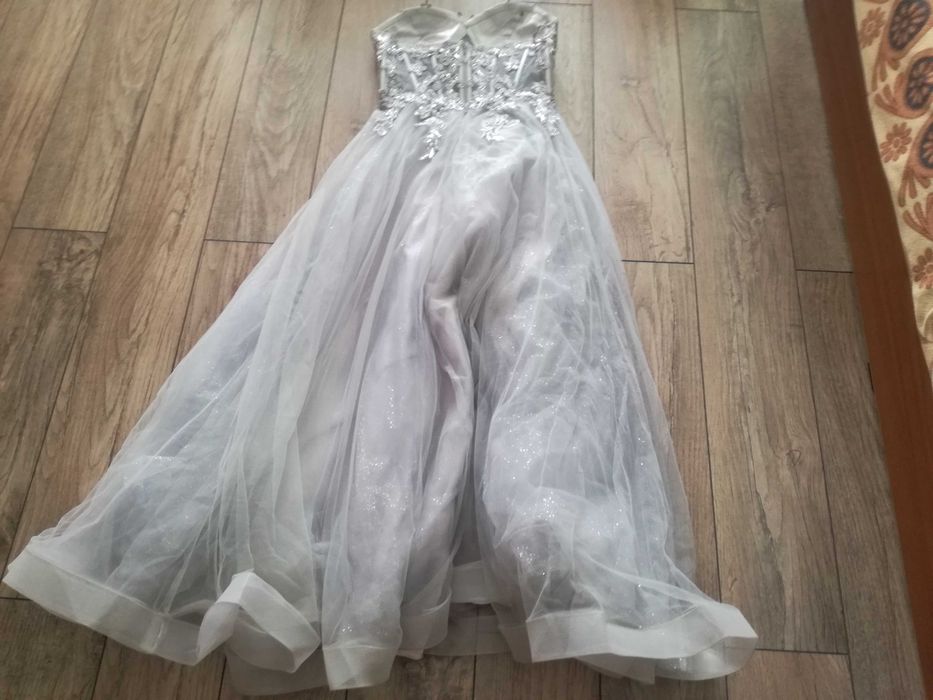 Продавам чисто нова-светло-сива рокля за Абитуриентски бал