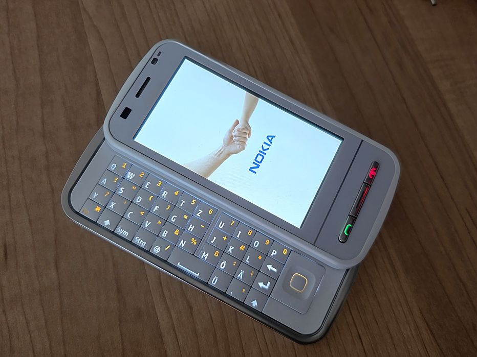 Nokia C6-00 White Edition