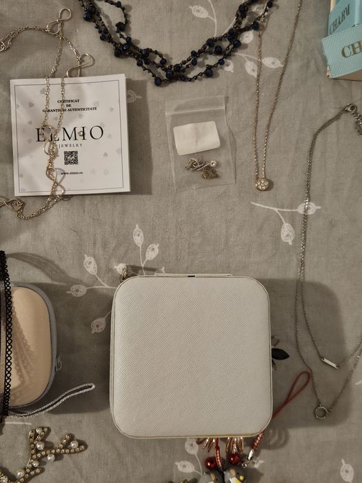 Lot bijuterii si cutii pentru bijuterii