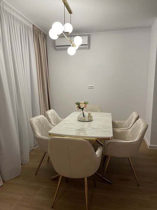 Masa living cu picioare aurii