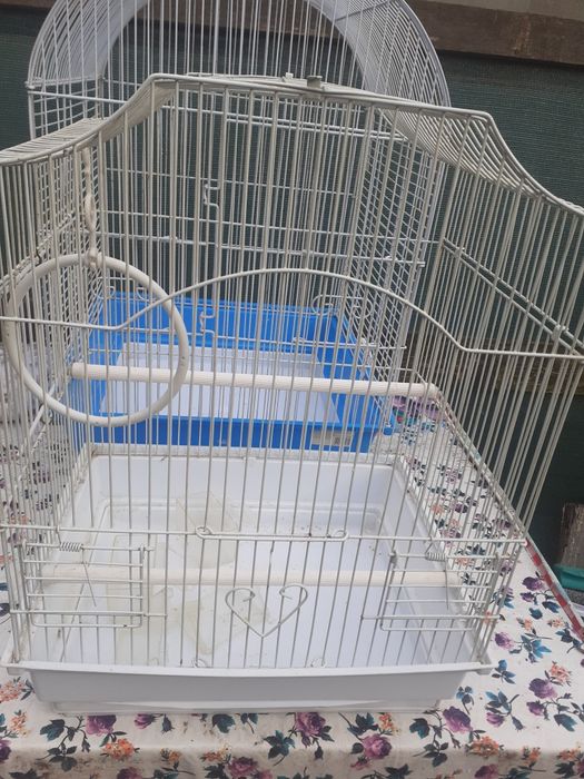 Vind două colivii pentru pasari in stare bună