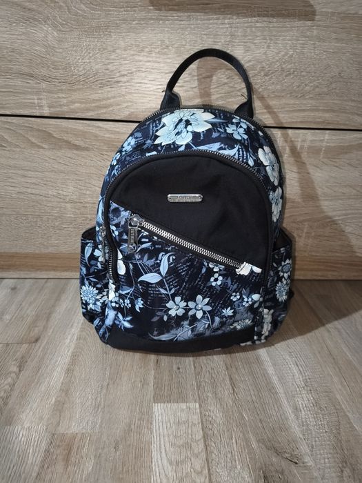 Дамска черна раница