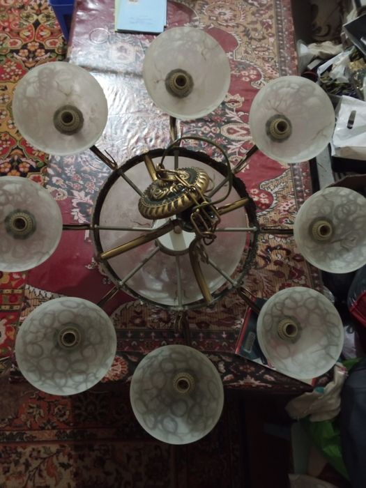 Люстра сотилади срочни