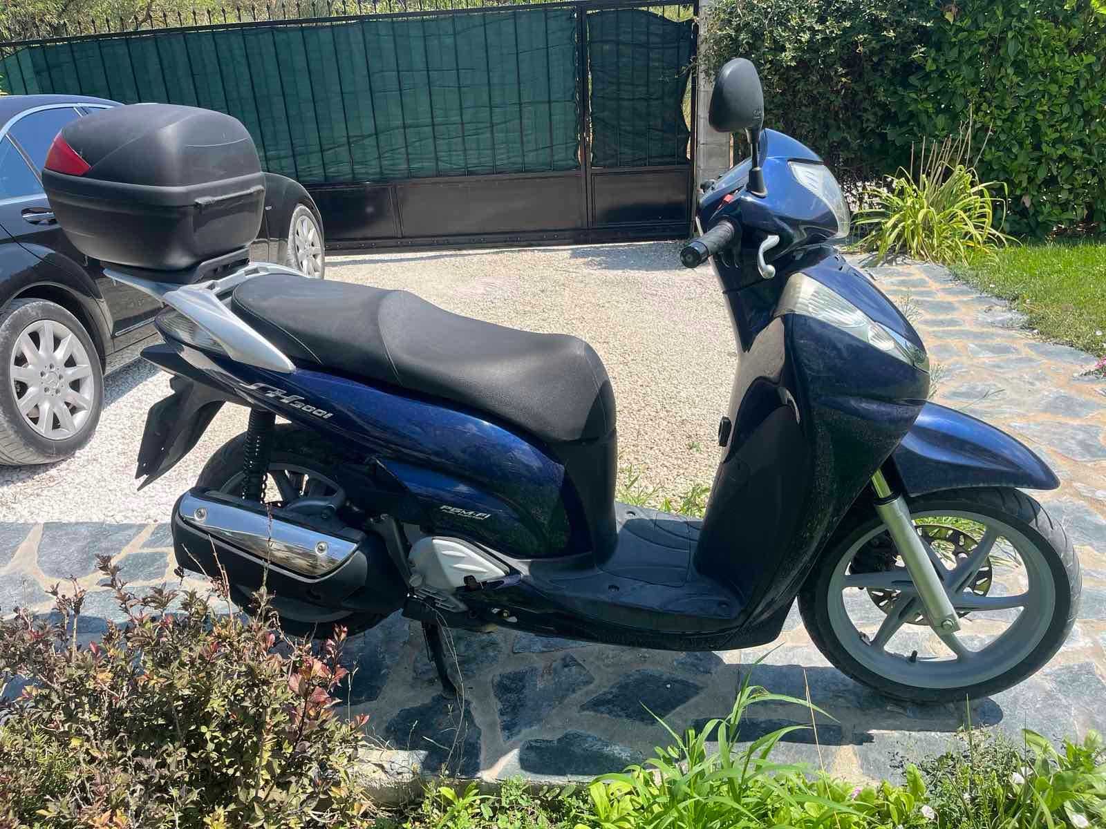 Продавам скутер Хонда SH 300