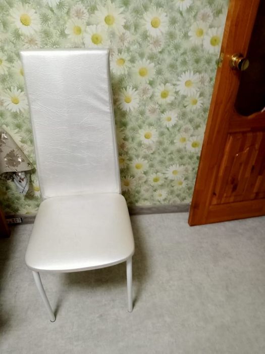 Продаются стулья белые