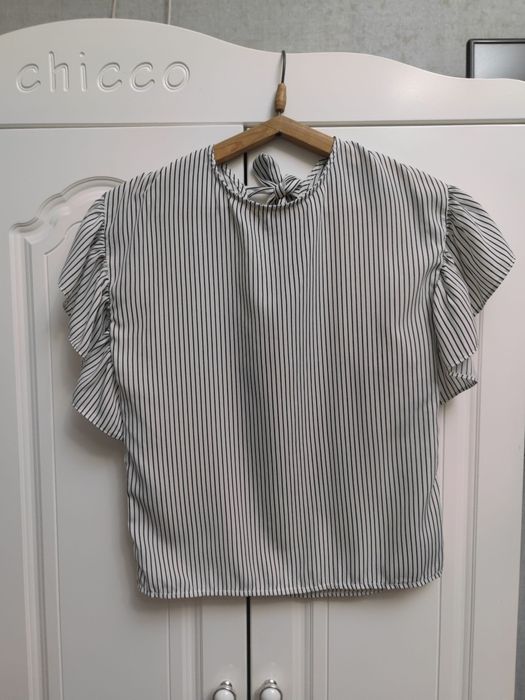 Блузка в полоску с валанами.