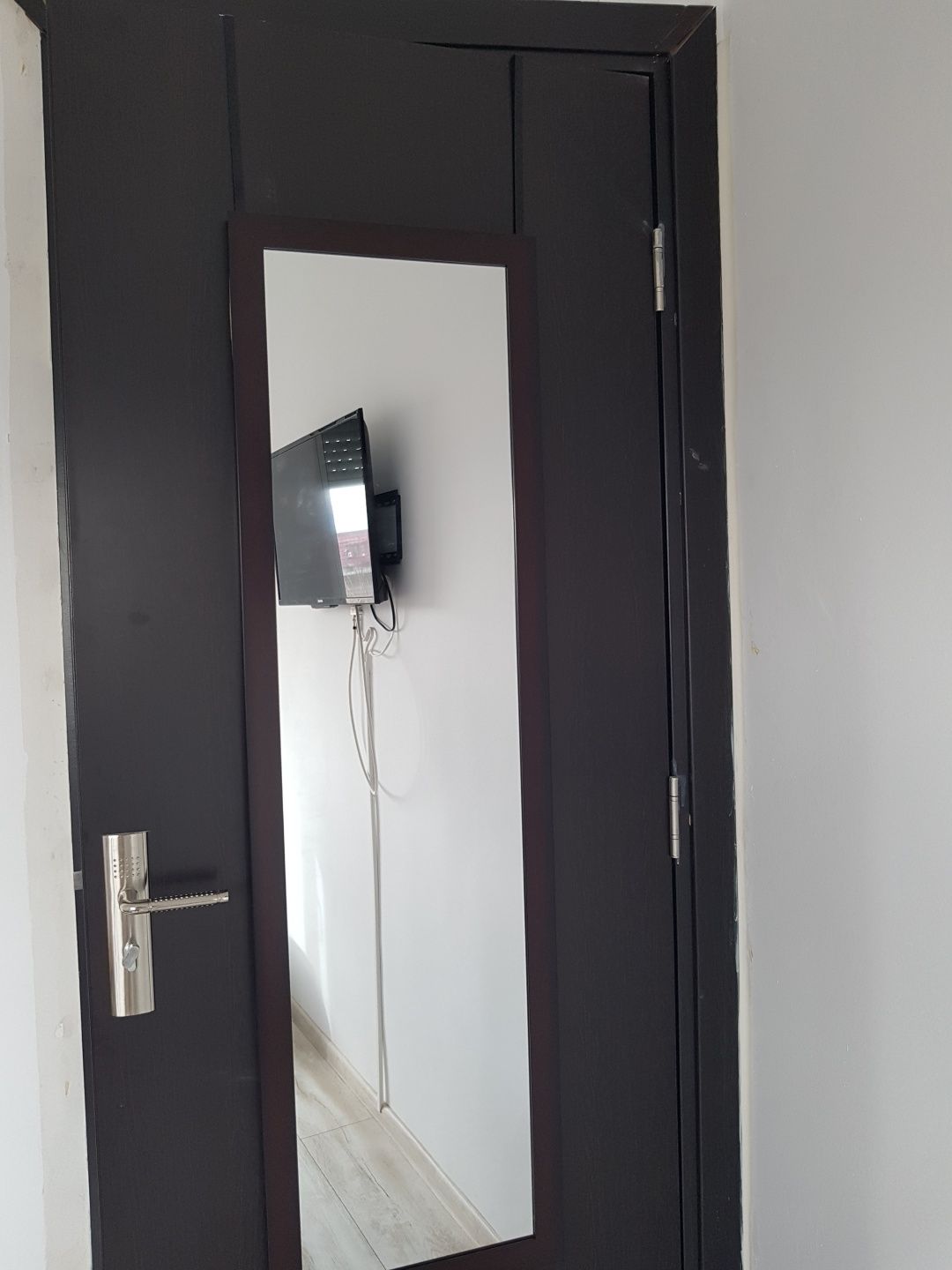 oglindă cu ramă cu sistem de agățat pe ușă