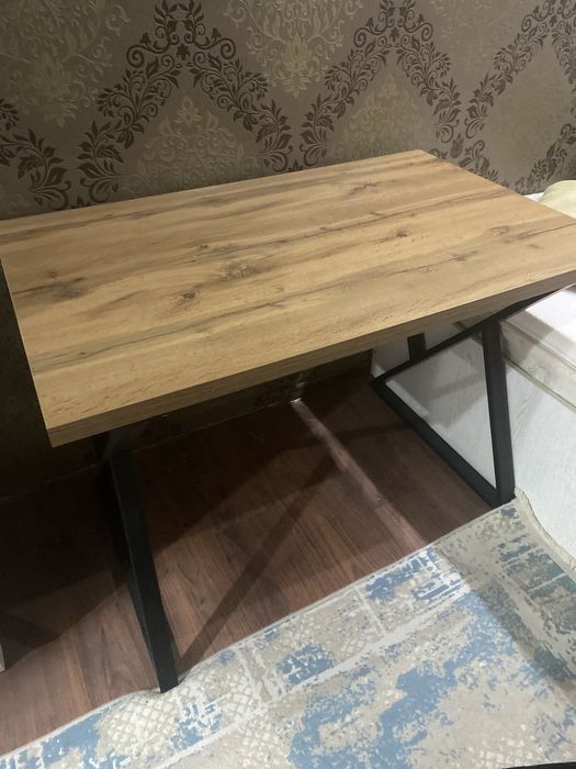 Современный письменный или компьютерный стол.